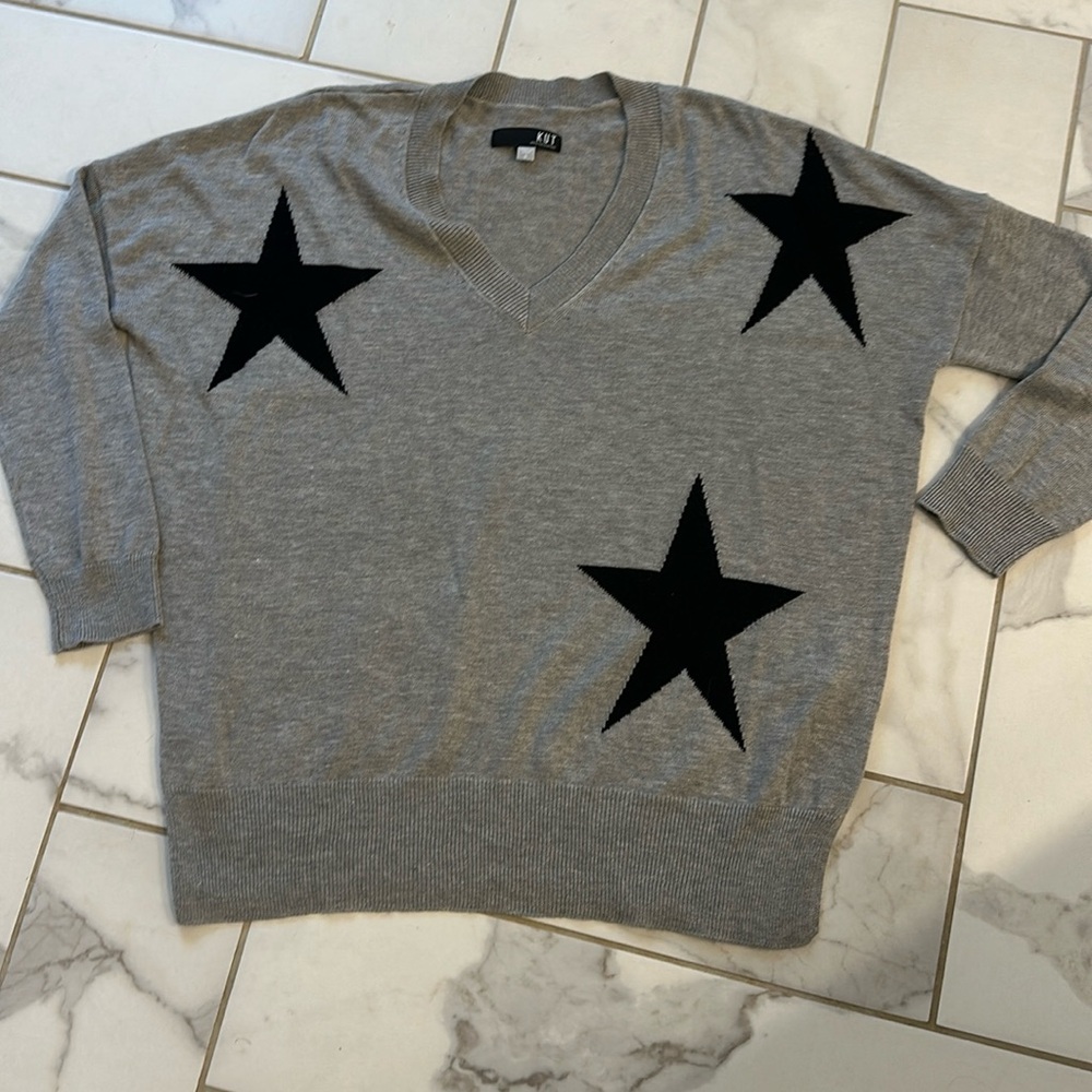 Kut from the Kloth lightweight VNeck sweater - Picture 1 of 7